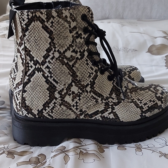 Snake skin boot - Picture 3 of 5